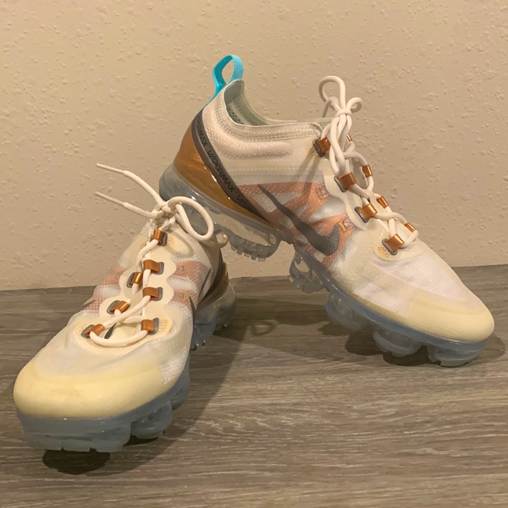 Size 9 women Nike Vapormax: Beige, Gold, Light Blue